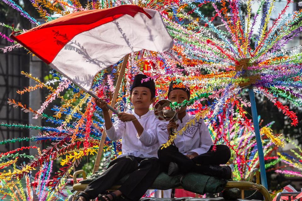 Sejumlah anak mengibarkan bendera merah putih saat mengikuti pawai kebangsaan dan budaya dalam rangka Peringatan Sumpah Pemuda ke-91 di Semarang, Jawa Tengah, Senin (28/10/2019). Pawai yang melibatkan pelajar, santri, TNI-Polri, warga dan sejumlah organis