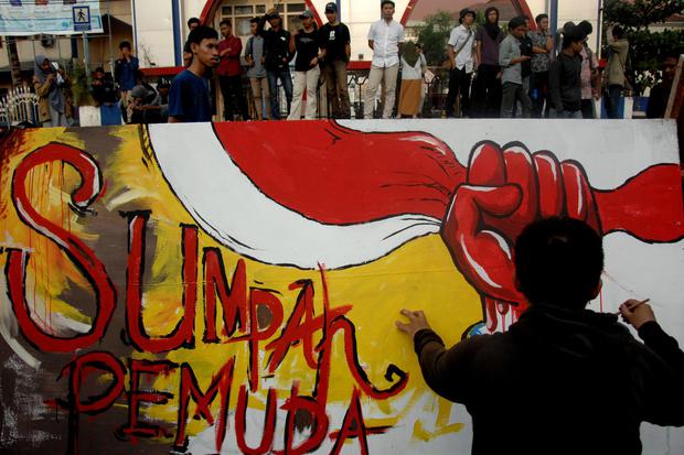 Mahasiswa seni rupa Universitas Muhammadiyah (Unismuh) Makassar melakukan aksi membuat mural di depan kampus Unismuh Makassar, Sulawesi Selatan, Senin (28/10/2019). Aksi tersebut dalam rangka memperingati hari Sumpah Pemuda.