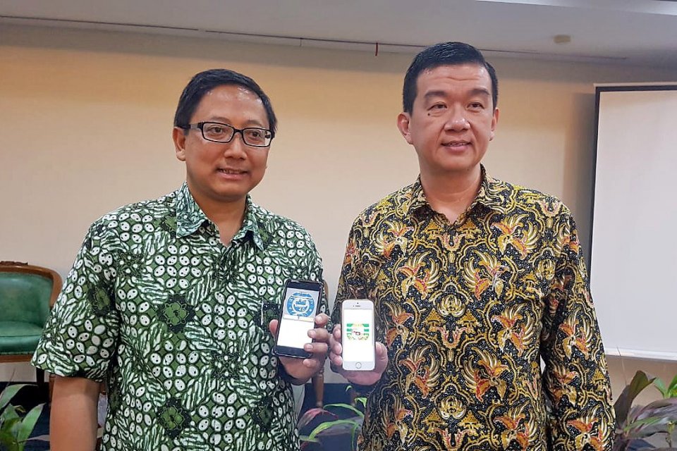 Rektor Universitas Katolik Indonesia (Unika) Atma Jaya Jakarta, Dr A Prasetyantoko dan CEO Knowledge Catalyst, Rudy Rahardjo meluncurkan program microlearning dengan topik pembahasan \"Financial and Disruption\" melalui aplikasi bernama Gnowbe.