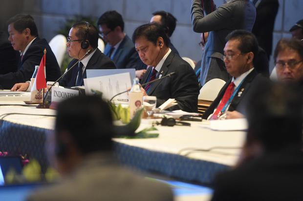 Menko Perekonomian Airlangga Hartarto (tengah) didampingi Menteri Perdagangan Agus Suparmanto (kedua kanan) mengikuti ASEAN Economic Community (AEC) Council Meeting ke-18 di Impact Arena, Bangkok, Thailand, Kamis (31/10/2019).