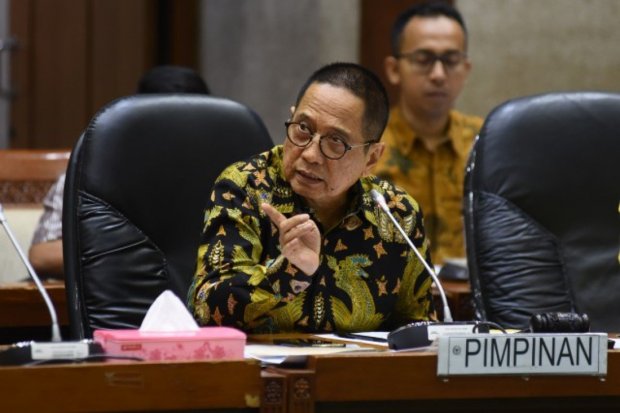 Politisi Partai Golkar Dito Ganinduto terpilih sebagai ketua Komisi XI DPR RI, Rabu (30/10). Di bawah kepemimpinannya, Komisi XI akan mendukung rencana pemerintah memindahkan ibu kota negara ke Kalimantan Timur untuk mendorong pertumbuhan ekonomi.