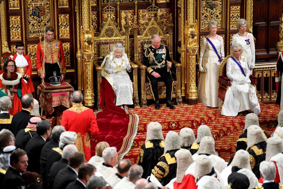 Ratu Inggris Elizabeth memberikan pidato saat Pembukaan Sidang Parlemen di London, Inggris, Senin (14/10/2019).