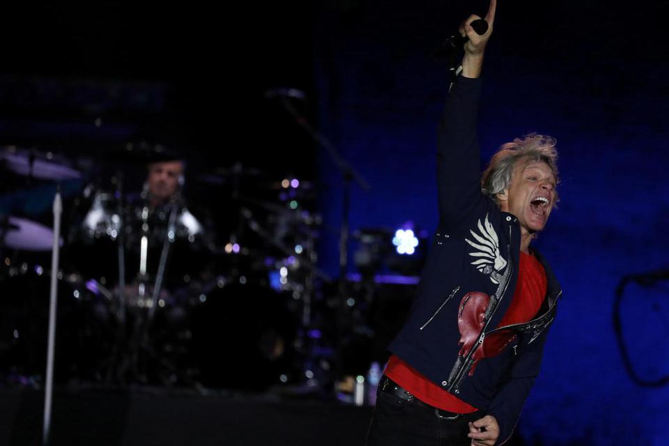 Ilustrasi, Jon Bon Jovi tampil dalam Rock in Rio Music Festival. Rock merupakan salah satu jenis musik dengan tempo cepat. Tempo adalah kecepatan irama atau beat dalam musik yang dapat menciptakan harmoni.