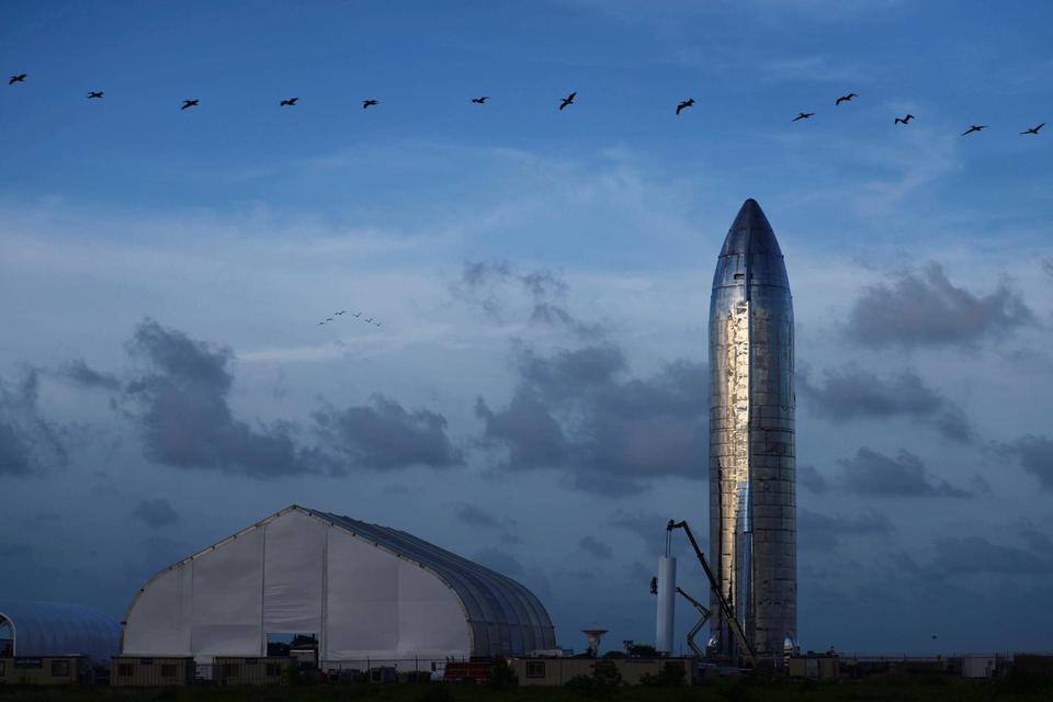 Purwarupa pesawat ulang alik Starship milik SpaceX terlihat sebelum pendiri SpaceX Elon Musk memberikan informasi terbaru mengenai roket Mars Starshio di Boca Chica, Texas, Amerika Serikat, Sabtu (28/9/2019).