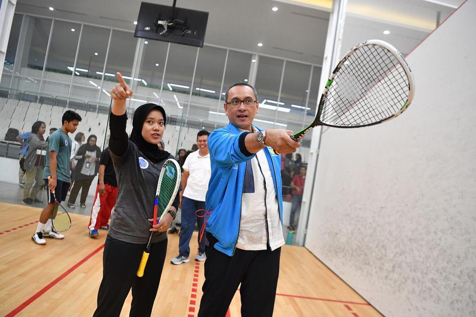 Saat menjabat Chief de Mission SEA Games 2019 Harry Warganegara (kanan) bersiap bermain squash dengan pemain timnas squash Indonesia Catur Yuliana saat pelatnas SEA Games 2019 di Lapangan Squash, Kompleks GBK, Jakarta, Kamis (31/10/2019). 