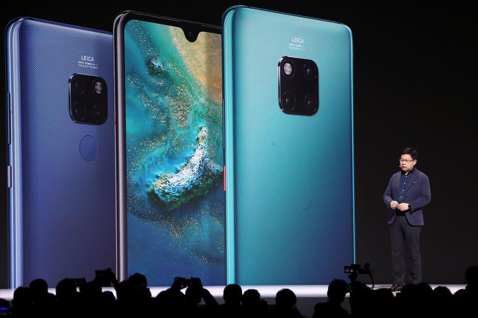 Richard Yu, CEO grup bisnis konsumen Huawei, meluncurkan smartphone Mate 30 di Convention Center di Munich, Jerman, Kamis (19/9/2019).