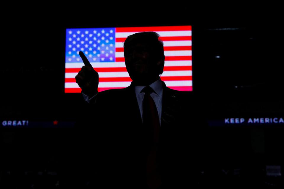 Presiden Amerika Serikat Donald Trump membentuk siluet saat menjadi pembicara pada reli 'Keep America Great' di Santa Ana Star Center di Rio Rancho, New Mexico, Amerika Serikat, Senin (16/9/2019).