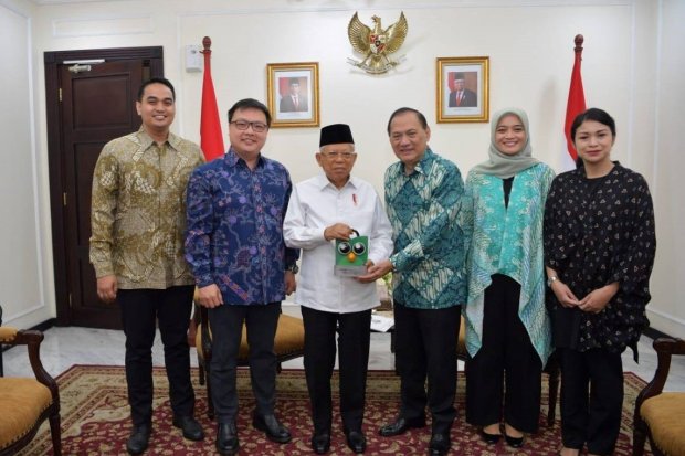 Wakil Presiden Republik Indonesia, Prof. Dr. (H.C.) K.H. Ma’ruf Amin menerima kunjungan jajaran Tokopedia yang diwakilkan oleh (kedua dari kiri) Co-Founder and Vice Chairman of Tokopedia, Leontinus Alpha Edison; (ketiga dari kanan) Komisaris Utama Tokoped