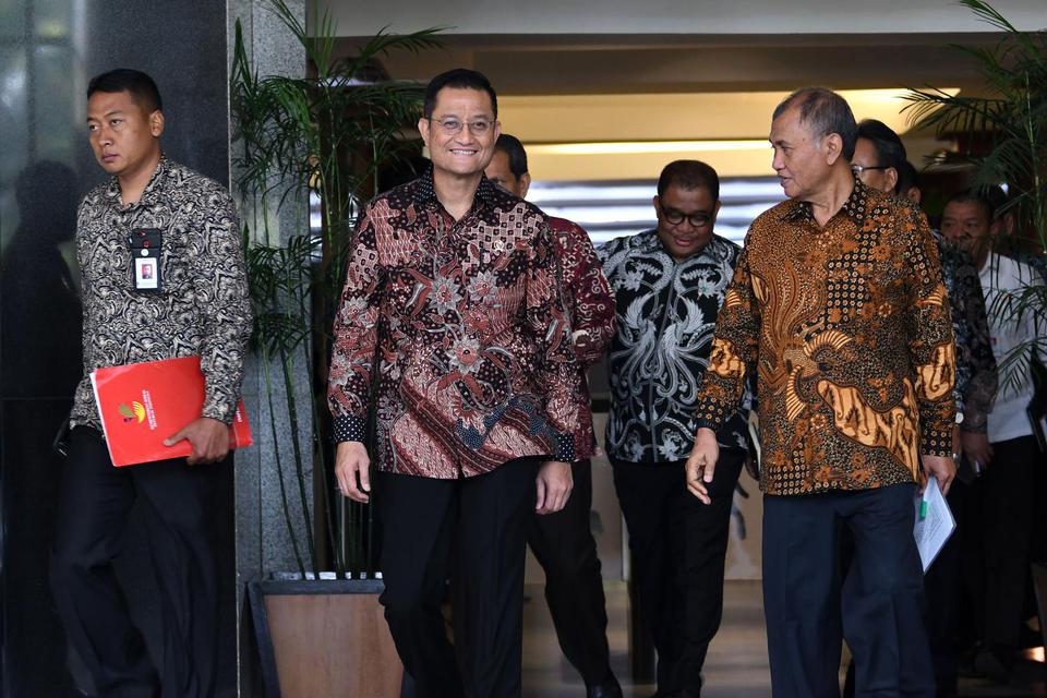 Menteri Sosial (Mensos) Juliari Batubara (kedua kiri) dan Ketua Komisi Pemberantasan Korupsi (KPK) Agus Rahardjo (kanan) berjalan usai melakukan pertemuan di Gedung KPK, Jakarta, Senin (4/11/2019). Pertemuan tersebut bertujuan untuk membahas sinergi dalam