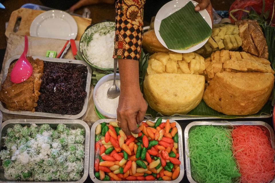 Pedagang menyiapkan Getuk dan Sawur pada acara Festival Makanan Tradisional di Hotel Sunan, Solo, Jawa Tengah, Senin (28/10/2019). Makanan khas Jawa kaya akan filosofi dan masih digunakan dalam upacara adat dan perayaan hari tertentu. Simak rekomendasinya