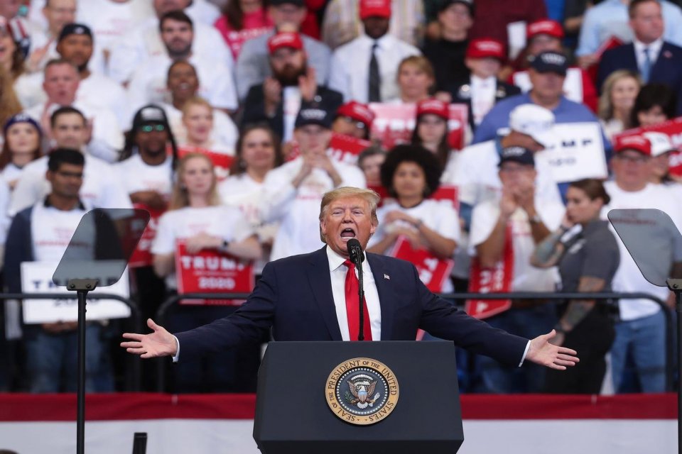 Presiden Donald Trump memberikan pidato mendukung partai Republik untuk mendapatkan jabatan di Kentucky di Rupp Arena di Lexington, Kentucky, Senin (4/11/2019).
