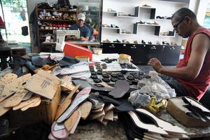 PRODUKSI SANDAL DAN SEPATU WANITA
