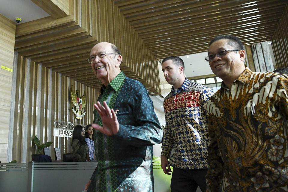 Menteri Perdagangan Amerika Serikat Wilbur Ross (kiri) menyapa wartawan saat tiba di kantor Kemenko Perekonomian di Jakarta, Rabu (6/11/2019). Presiden Jokowi menargetkan nilai perdagangan Indonesia ke AS naik dua kali lipat pada 2024.