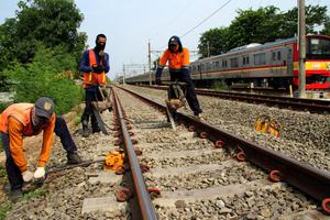 PERAWATAN REL KERETA JELANG MUSIM HUJAN