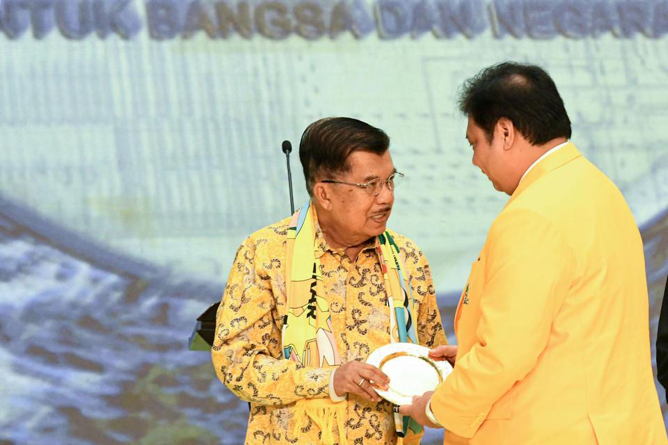 Ketua Umum DPP Partai Golkar Airlangga Hartarto (kanan) memberikan penghargaan Bintang Karya Utama pada Wakil Presiden ke-10 dan ke-12 Jusuf Kalla (kiri) saat peringatan HUT ke-55 Partai Golkar di Jakarta, Rabu (6/11/2019). 