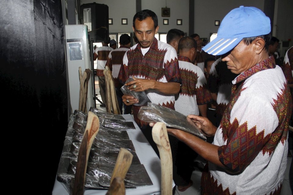 Pelaku Industri Kecil dan Menengah serta sejumlah petani mengamati cangkul seusai acara sosialisasi pemenuhan kebutuhan bahan baku dan alat perkakas pertanian dalam negeri di Balai Pengembangan Industri Persepatuan Indonesia di Tanggulangin, Sidoarjo, Jaw