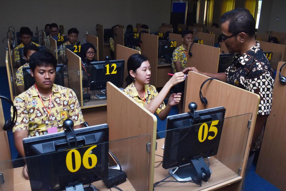 Siswa mengikuti simulasi Ujian Nasional Berbasis Komputer (UNBK) di SMA Negeri 3 Taruna Angkasa Jawa Timur di Madiun, Jawa Timur, Kamis (7/11/2019).