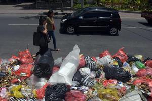 PERSOALAN SAMPAH DI KAWASAN WISATA KUTA