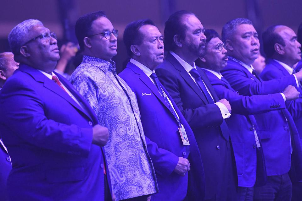 Ketua Umum Partai NasDem Surya Paloh (tengah) bersama Gubernur DKI Jakarta Anies Baswedan (kedua kiri) dalam acara pembukaan Kongres Partai NasDem di JIExpo, Jakarta, Jumat (8/11/2019). Partai NasDem menyatakan kehadiran Anies bukan sebagai langkah pemeta