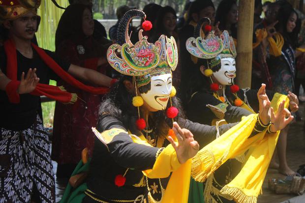 Mengenal Sejarah dan Properti Tari Topeng Cirebon