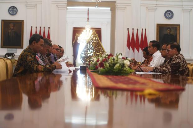 Presiden Joko Widodo (ketiga kanan) menerima pimpinan Komisi Pemilihan Umum (KPU) di Istana Merdeka, Jakarta, Senin (11/11/2019). Dalam pertemuan itu pimpinan KPU memberikan laporan kepada Presiden terkait penyelenggaraan Pemilu Serentak 2019.