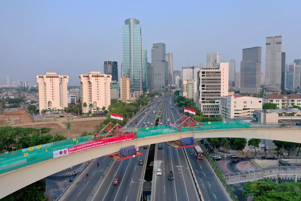 Bangun Jembatan Lengkung  LRT Jabodebek Adhi Karya Raih 
