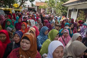 KARYAWAN PABRIK TUNTUT UANG PESANGON PHK