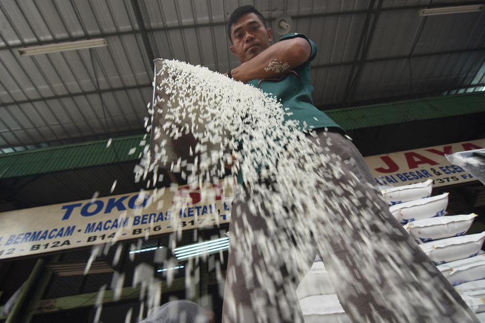 Pekerja mengemas beras ke dalam karung di Pasar Induk Beras Cipinang, Jakarta, Senin (11/11/2019). Direktur Utama Perum Bulog Budi Waseso menegaskan tidak akan mengimpor beras pada tahun 2020 karena pasokan beras mencukupi, bahkan untuk menghadapi ancaman
