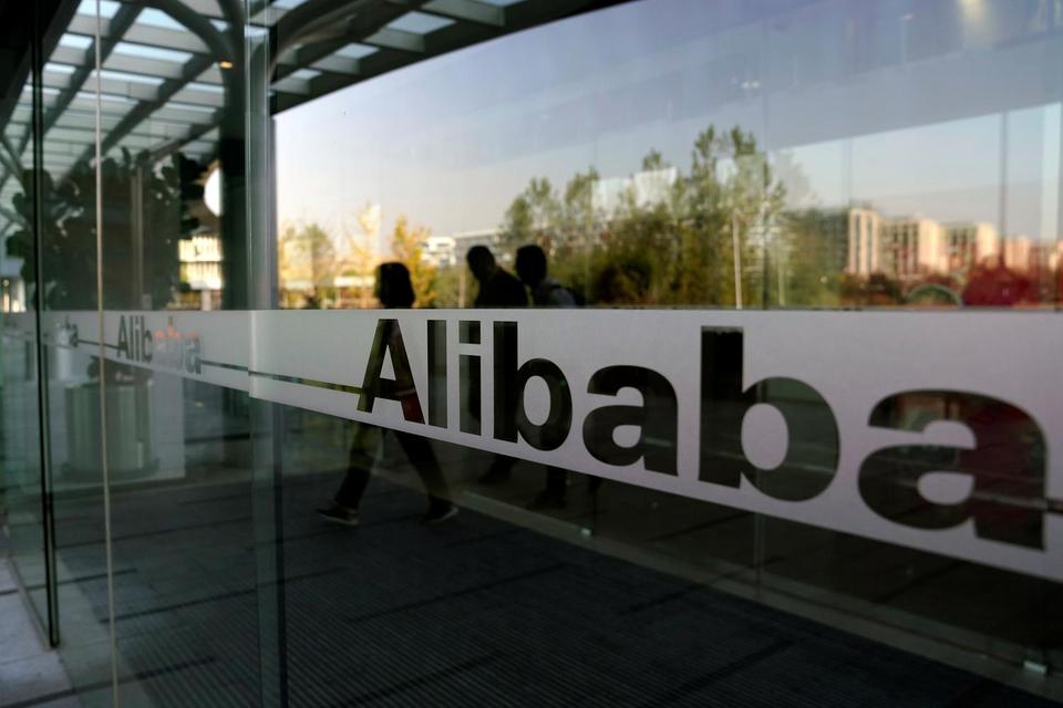 Logo Alibaba Group terlihat saat festival belanja global 11.11 Singles' Day Alibaba Group di kantor pusat perusahaan tersebut di Hangzhou, provinsi Zhejiang, China, Senin (11/11/2019).