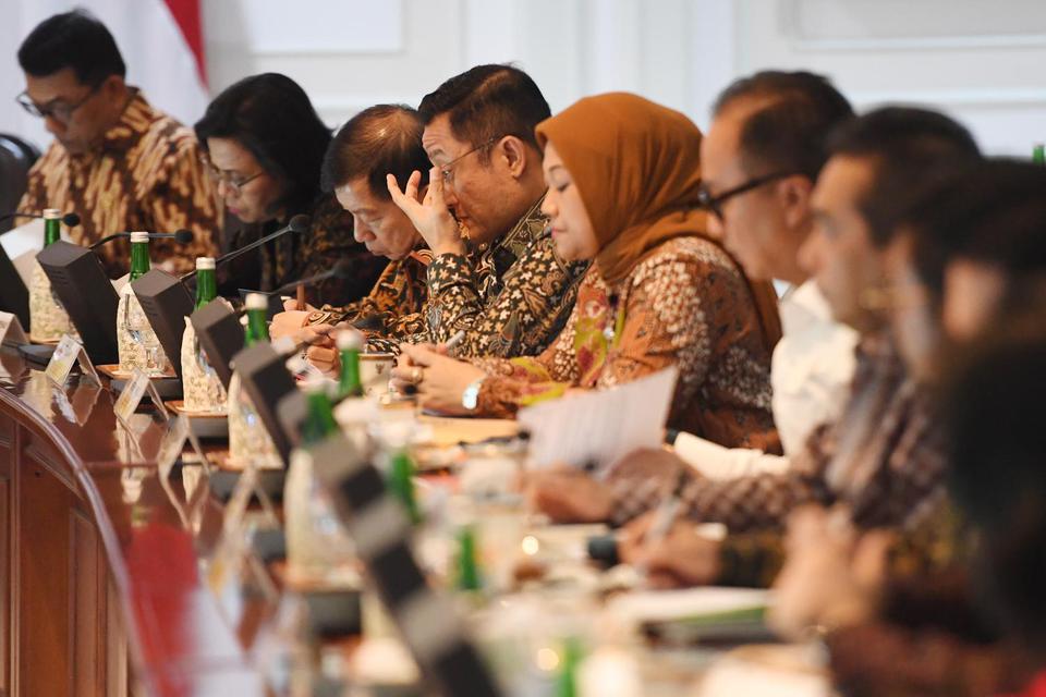 Sejumlah menteri kabinet Indonesia maju bersiap mengikuti rapat terbatas di Kantor Presiden, Jakarta, Selasa (12/11/2019), salah satunya membahas program pendidikan dan beasiswa.