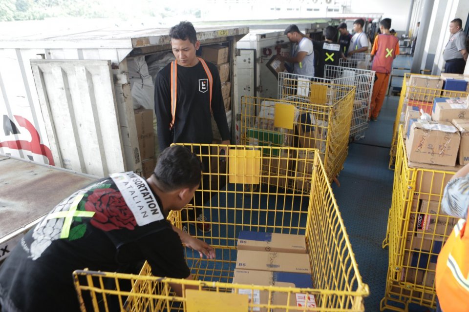Kesibukan pengiriman barang di Warehouse Lazada di kawasan Cimanggis, Kota Depok, Jawa Barat, Selasa (12/11/2019). Warehouse seluas 30.000 meter persegi ini memiliki kapasitas penyimpanan 2 juta dari kapasitas total 7-8 juta barang dan diklaim terbesar di