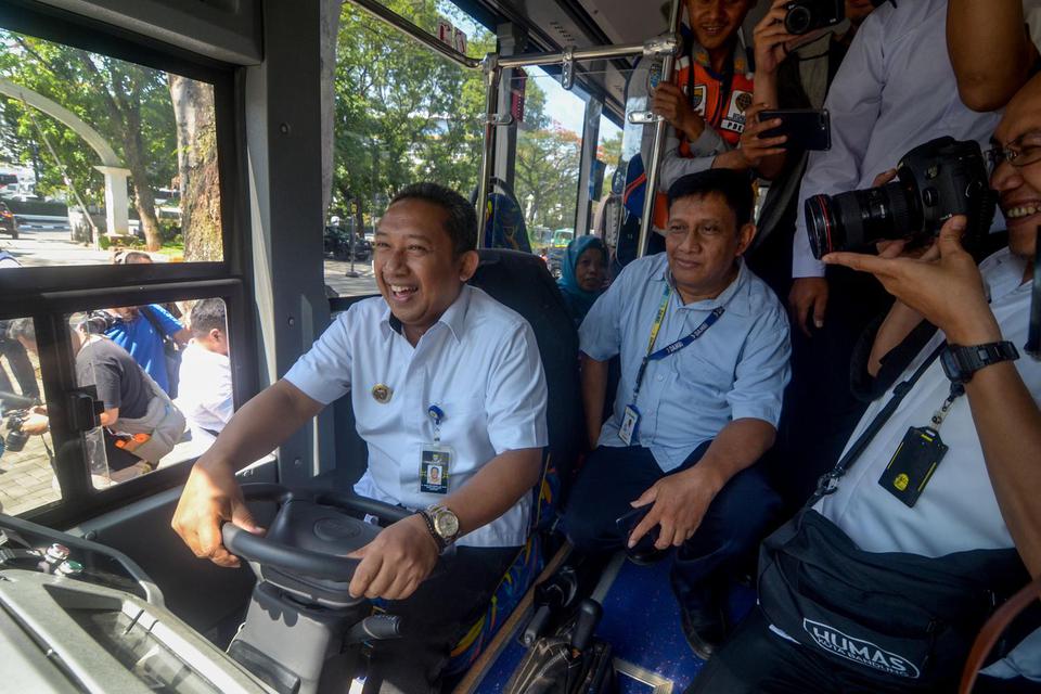 Wakil Wali Kota Bandung Yana Mulyana mengendarai bus Trans Metro Bandung (TMB) saat peluncuran TMB Koridor 5 jurusan Antapani Stasiun Hall di Balai Kota Bandung, Jawa Barat, Selasa (12/11/2019). 