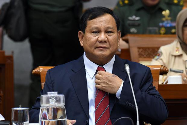 Menteri Pertahanan Prabowo Subianto bersiap mengikuti rapat bersama Komisi I DPR di kompleks Parlemen, Jakarta, Senin (11/11/2019). Rapat bersama antara DPR dan Kementerian Pertahanan (Kemhan) membahas rencana kerja Kemhan tahun 2020 beserta dukungan angg
