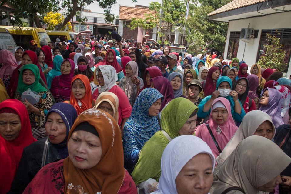 Karyawan pabrik tekstil PT Tyfountex yang terkena PHK mendatangi kantor Dinas Perindustrian dan Tenaga Kerja untuk melakukan mediasi di Sukoharjo, Jawa Tengah, Senin (11/11/2019). 