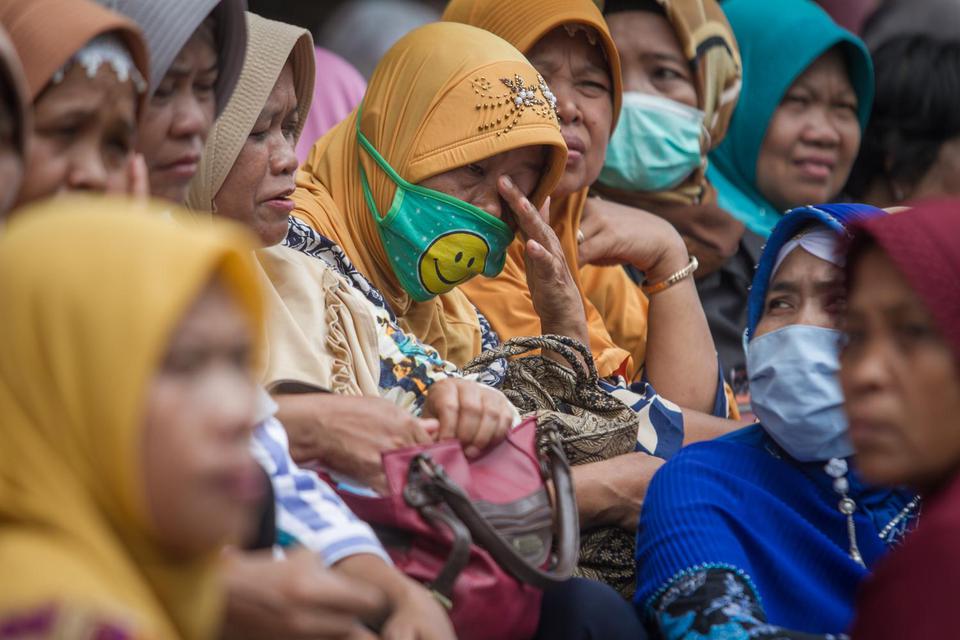 Karyawan pabrik tekstil PT Tyfountex yang terkena PHK mendatangi kantor Dinas Perindustrian dan Tenaga Kerja untuk melakukan mediasi di Sukoharjo, Jawa Tengah, Senin (11/11/2019). Kedatangan sekitar 1.100 karyawan yang terkena Pemutusan Hubungan Kerja (PH