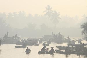 PASAR TERAPUNG LOK BAINTAN TERDAMPAK KABUT ASAP