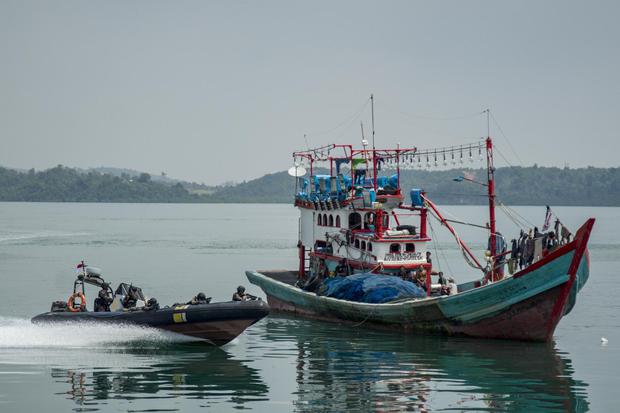 Personel Pengawasan Sumber Daya Kelautan dan Perikanan (PSDKP) dengan menggunakan speed boat melakukan penyergapan terhadap kapal yang diduga melakukan ilegal fishing saat simulasi di Dermaga PSDKP Batam, Kepulauan Riau, Rabu (13/11/2019). Simulasi terseb