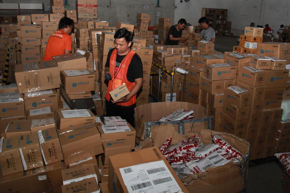 Pekerja melakukan penyortiran barang-barang pesanan pada moment belanja daring 11.11 digudang salah satu situs belanja online di Setu, Tangerang Selatan, Banten, Rabu (13/11/2019). Banyaknya barang pesanan tersebut karena adanya diskon besar yang diberika