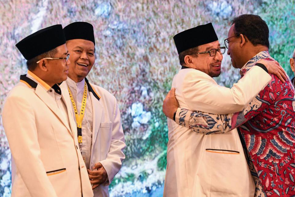 Ketua Majelis Syuro PKS Salim Assegaf Aljufrie (kedua kanan) berpelukan dengan Gubernur DKI Jakarta Anies Baswedan (kanan) disaksikan Presiden PKS Sohibul Iman (kiri) dan Wakil Ketua Majelis Syuro PKS Hidayat Nur Wahid, saat pembukaan Rapat Koordinasi Nas