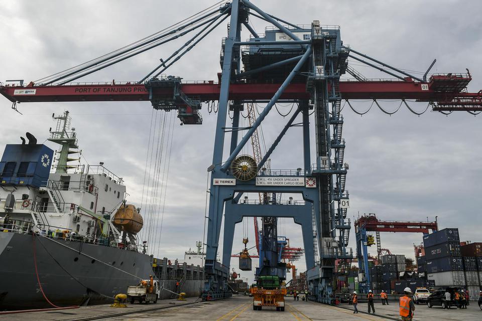 Suasana aktivitas bongkar muat peti kemas di Pelabuhan Tanjung Priok, Jakarta Utara, Kamis (14/11/2019). Menteri Keuangan Sri Mulyani Indrawati menargetkan pertumbuhan ekonomi Indonesia tahun 2020 mencapai 5,3 persen.