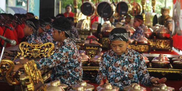 Musik tradisional alat gamelan jawa disebut pemain Alat Musik