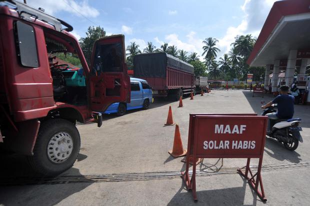 Sejumlah truk diparkir saat menunggu pasokan Bahan Bakar Minyak (BBM) jenis solar yang habis, di SPBU Solok, Sumatera Barat, Sabtu (16/11/2019). Pertamina akhirnya dapat mengatasi kelangkaan solar subsidi setelah pemerintah memberikan tambahan kuota menja