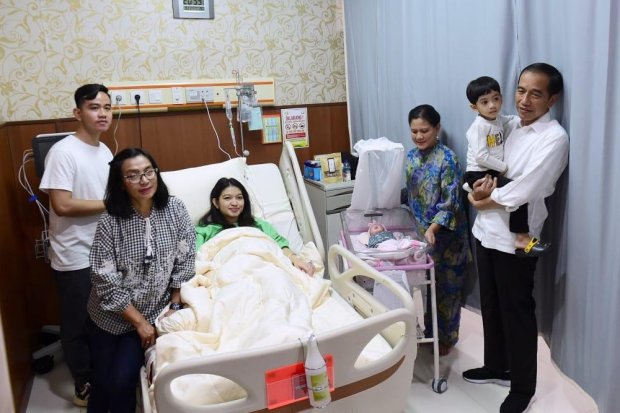 Presiden Joko Widodo saat menjenguk cucu ketiganya yang diberi nama La Lembah Manah. Putri Gibran Rangkabumi ini lahir di RS PKU Muhammadiyah Solo pada Jumat (15/11)