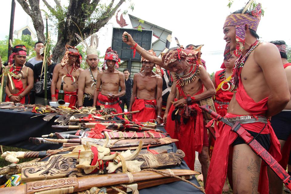 Sejumlah warga Suku Dayak melaksanakan Upacara Memelas Pusaka Dayak di Rumah Radakng, Pontianak, Kalimantan Barat, Sabtu (16/11/2019). Upacara Memelas Pusaka yang dilakukan menurut adat Dayak Bidayuh tersebut bertujuan untuk membersihkan secara spiritual 