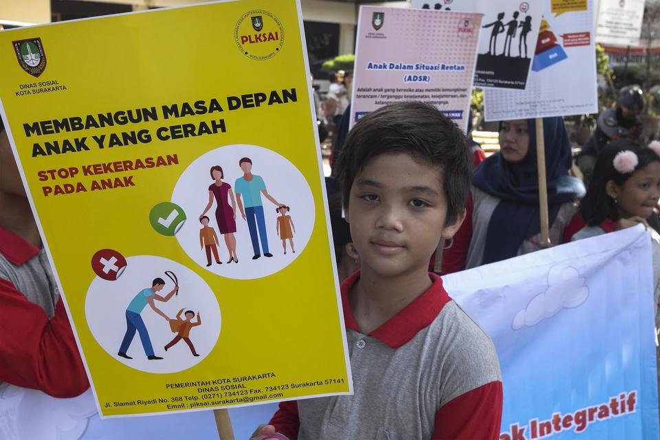 Sejumlah anak dari Pusat Layanan Kesejahteraan Sosial Anak Integratif (PLKSAI) Kota Solo mengusung poster anti kekerasan terhhadap anak saat aksi pada kegiatan Hari Bebas Kendaraan Bermotor atau Car Free Day (CFD) di Solo, Jawa Tengah, Minggu (17/11/2019)