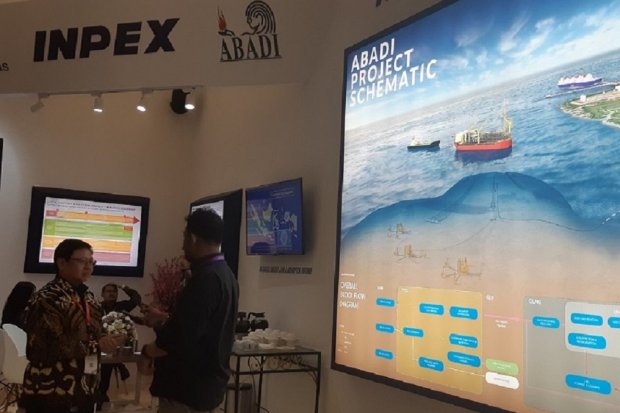 Ilustrasi, dua orang berbincang di booth Inpex Corporation dalam IPA Convex 2019 di Jakarta. Inpex merupakan operator proyek Lapangan Abadi Blok Masela. 
