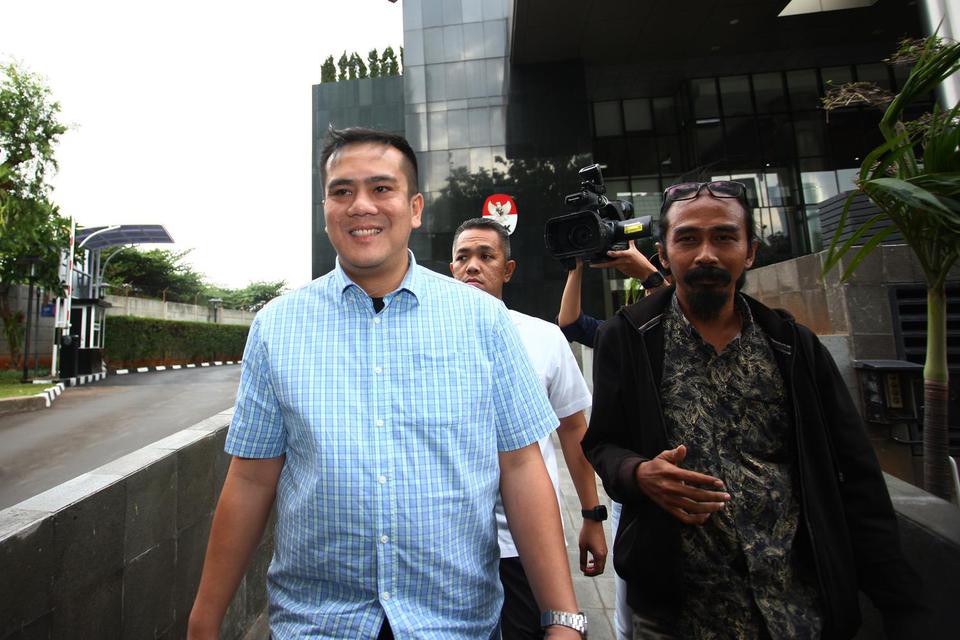 Putra Menkumham Yasonna Laoly, Yamitema Tirtajaya Laoly (kiri) meninggalkan gedung KPK seusai menjalani pemeriksaan di Jakarta, Senin(18/11/2019). 