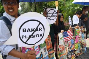 AKSI DAMPAK BAKAR SAMPAH PLASTIK