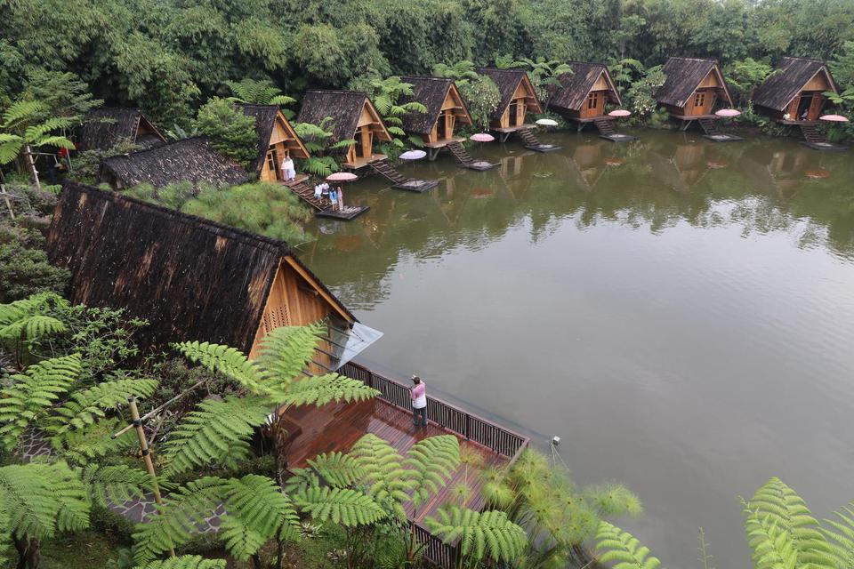 Pemandangan indah di tempat wisata Dusun Bambu Lembang Bandung
