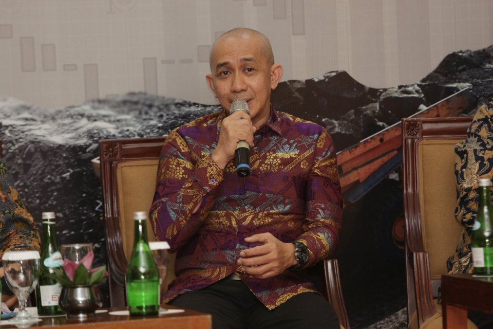 Direktur Eksekutif APBI Hendra Sinadia memberikan paparan dalam acara Katadata Forum mengenai \"Iklim Investasi dan Daya Saing Industri Batu Bara Indonesia\" di Graha Bimasena, Jakarta (20/11/2019). Dalam kesempatan itu, Hendra menyebut investor ragu 